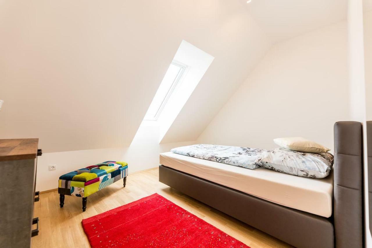 Grosse Dachgeschosswohnung Im Herzen Von Грац Екстериор снимка