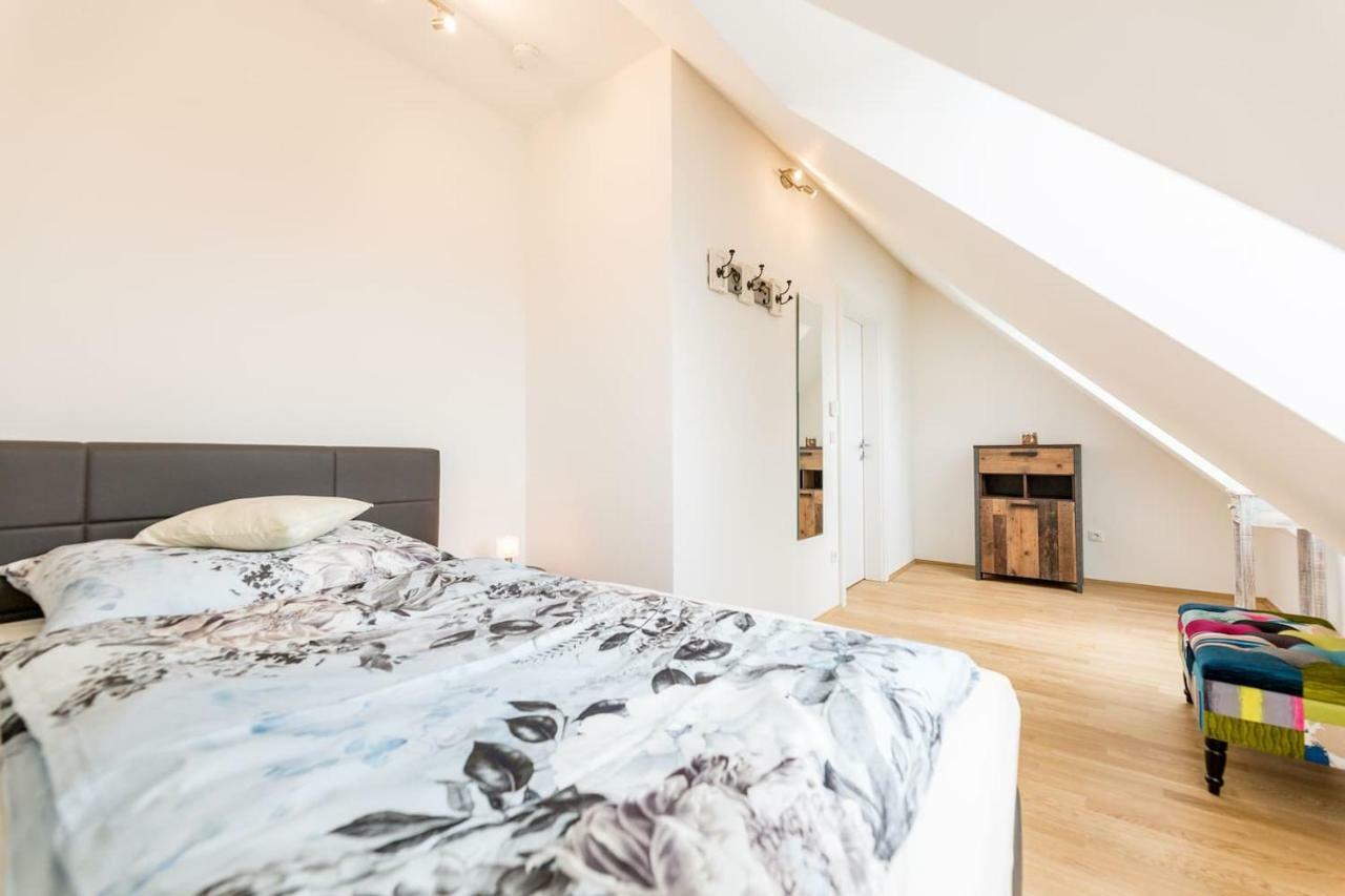 Grosse Dachgeschosswohnung Im Herzen Von Грац Екстериор снимка